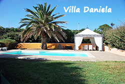VILLA DANIELA: SPLENDIDA VILLA IN AFFITTO, CON GIARDINO E PISCINA PRIVATI AD USO ESCLUSIVO. SPENDIDA VISTA MARE E PARCHEGGIO PRIVATO. HA 2 CAMERE DOPPIE, 2 BAGNI, SOGGIORNO/PRANZO, CUCINOTTO E VERANDE COMODAMENTE ATTREZZATE. OSPITA 4 PERSONE